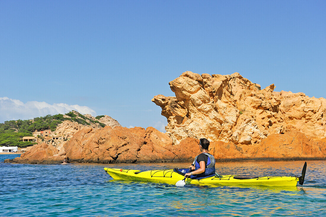 Kajakfahrer in der Bucht Cala Pregonda bei Kap Cavalleria an der Nordküste von Menorca, Balearen, Spanien, Mittelmeer, Europa