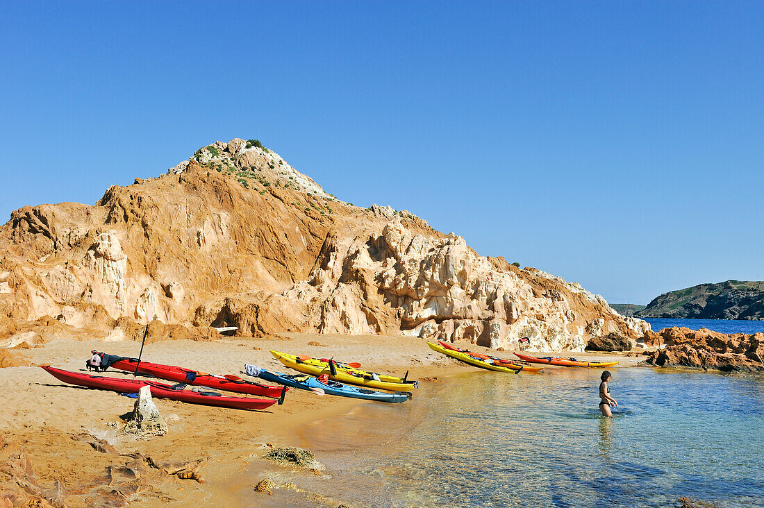 Kajaks landen auf einer kleinen Insel in der Bucht Cala Pregonda in der Nähe von Kap Cavalleria an der Nordküste von Menorca, Balearen, Spanien, Mittelmeer, Europa