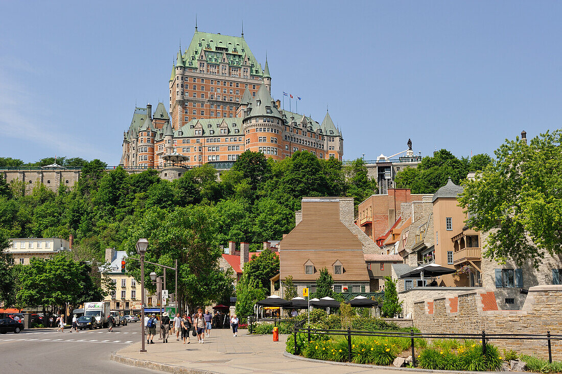 Das Viertel Petit Champlain mit dem Chateau Frontenac im Hintergrund, UNESCO-Weltkulturerbe, Québec City, Provinz Québec, Kanada, Nordamerika