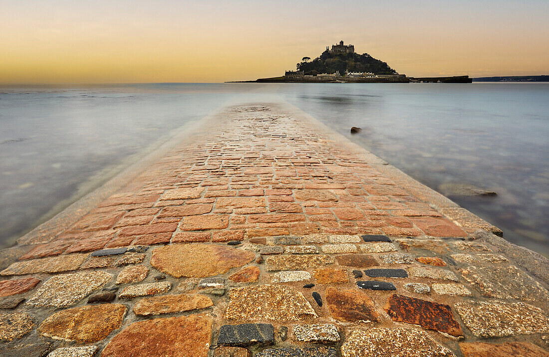 St. Michael's Mount im frühen Morgenlicht und bei abnehmender Flut, wobei der Damm zwischen der Insel und dem Festland bei Marazion noch weitgehend unter Wasser steht, Marazion, nahe Penzance, Cornwall, England, Vereinigtes Königreich, Europa