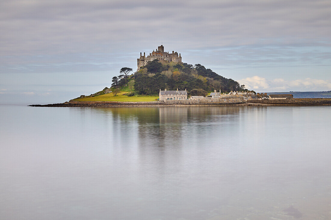 St. Michael's Mount an einem ruhigen Morgen und bei abnehmender Flut, Marazion, in der Nähe von Penzance, Cornwall, England, Vereinigtes Königreich, Europa