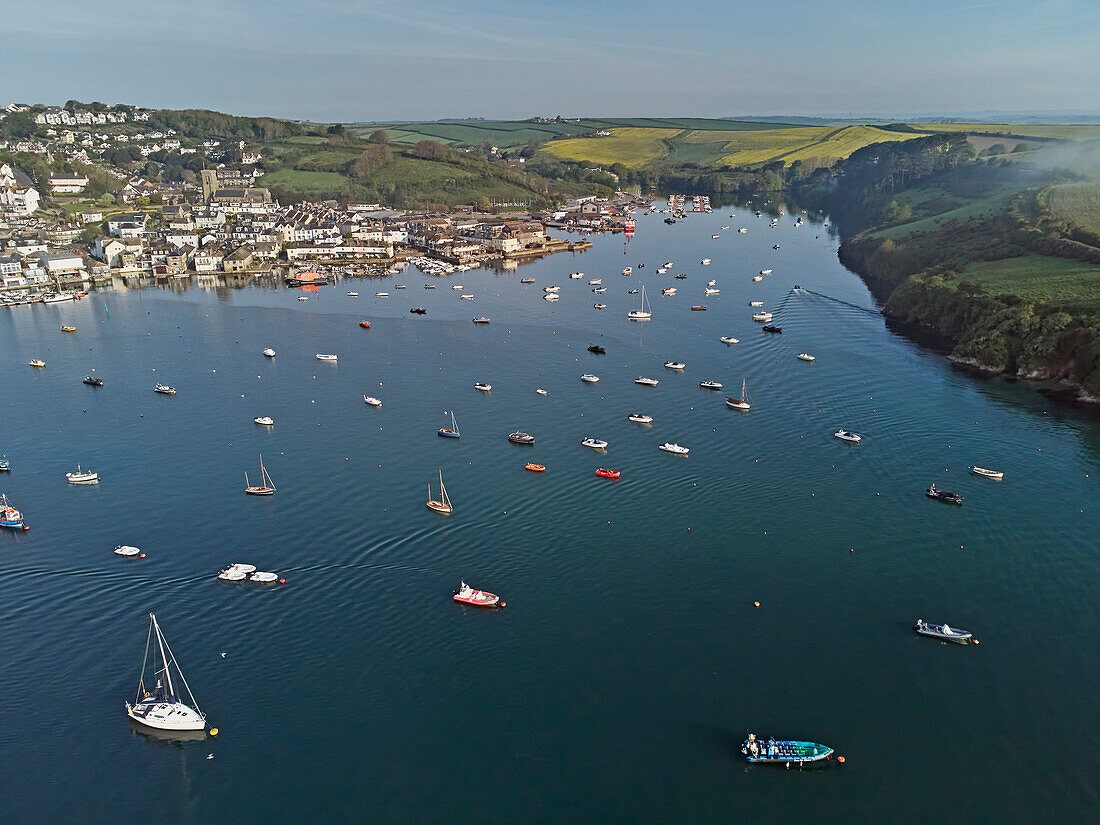 Ein frühmorgendlicher Blick auf die Stadt Salcombe an der Kingsbridge-Mündung, Devon, England, Vereinigtes Königreich, Europa