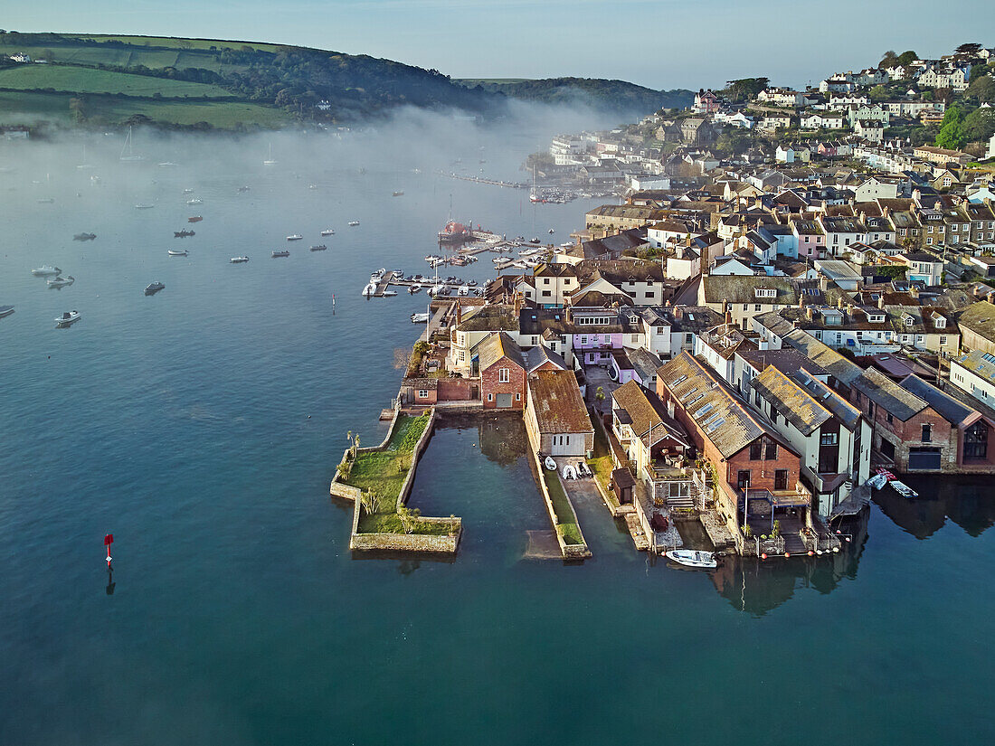 Ein dunstiger Blick am frühen Morgen auf die Stadt Salcombe an der Kingsbridge-Mündung, Devon, England, Vereinigtes Königreich, Europa