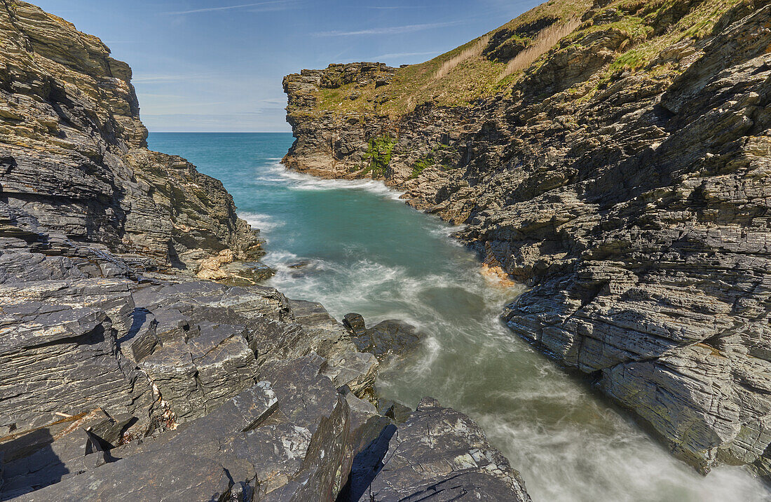 Die wunderschöne, von Klippen gesäumte Bucht, die das Ende des Rocky Valley markiert, an der Atlantikküste nahe der Stadt Tintagel, Cornwall, England, Vereinigtes Königreich, Europa