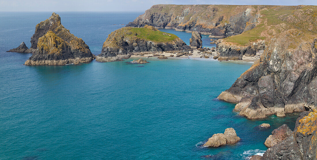 Der atemberaubende Strand, die Felsen und Klippen von Kynance Cove, bei Ebbe gesehen, in der Nähe von Lizard Point, Cornwall, England, Vereinigtes Königreich, Europa