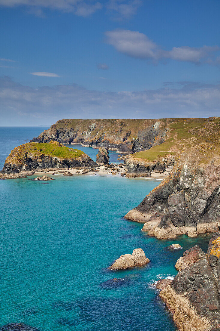 Der atemberaubende Strand, die Felsen und Klippen von Kynance Cove, gesehen bei Ebbe, in der Nähe von Lizard Point, Cornwall, England, Vereinigtes Königreich, Europa