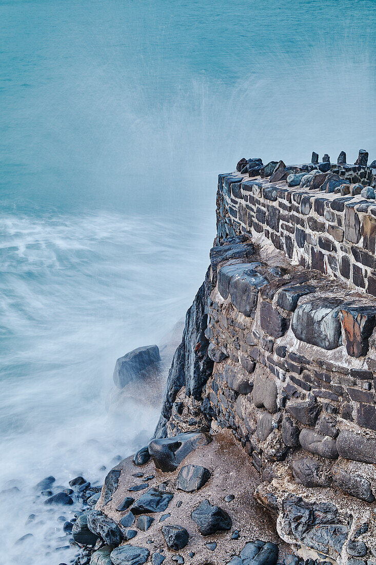 Abendliche Küstenlinie, Atlantikbrandung, die gegen die Hafenmauer bei Hartland Quay schlägt, Nord-Devon, England, Vereinigtes Königreich, Europa