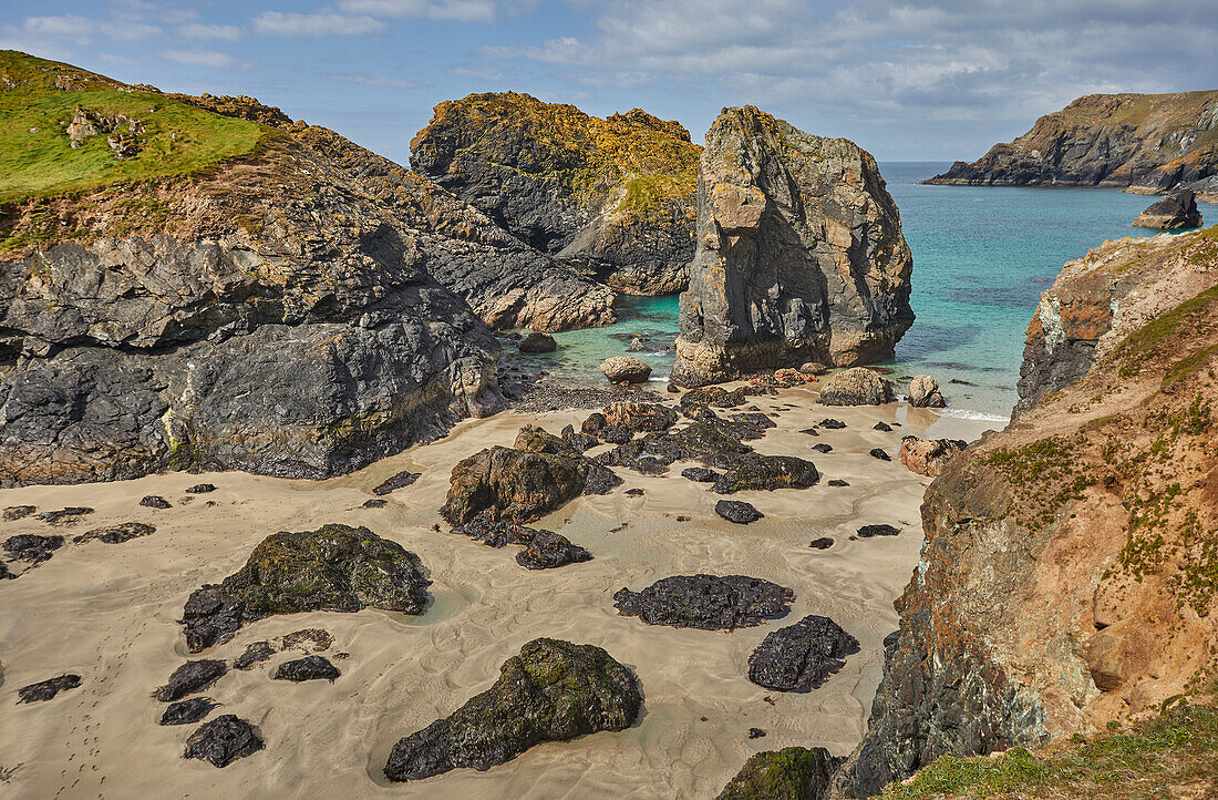 Der atemberaubende Strand, die Felsen und Klippen von Kynance Cove, gesehen bei Ebbe, in der Nähe des Lizard Point, Cornwall, England, Vereinigtes Königreich, Europa