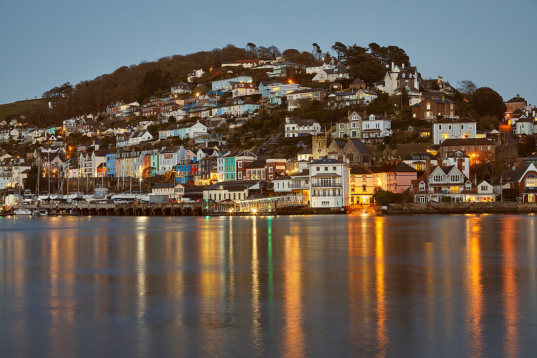 Blick auf Kingswear in der Abenddämmerung, von Dartmouth aus gesehen, an der Mündung des Flusses Dart, an der Südküste von Devon, England, Vereinigtes Königreich, Europa