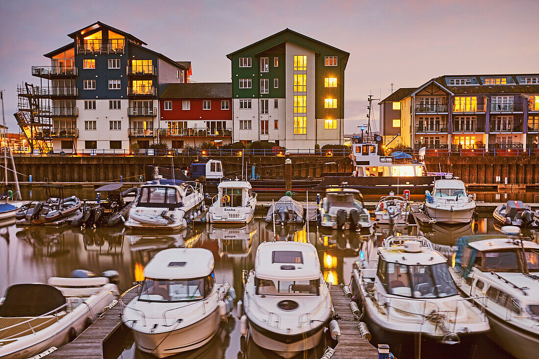 Blick in der Abenddämmerung auf den Jachthafen und die angrenzenden Wohnungen in Exmouth, Ost-Devon, England, Vereinigtes Königreich, Europa