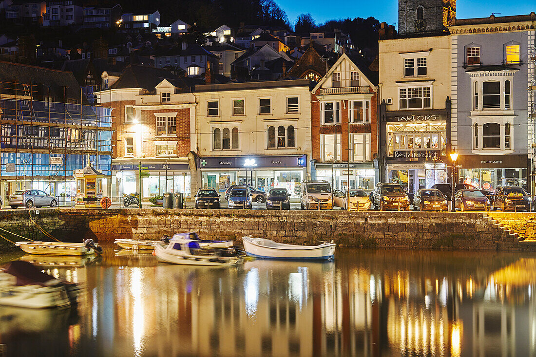 Blick in der Abenddämmerung auf historische Gebäude rund um den alten Hafen von Dartmouth, an der Mündung des Flusses Dart, an der Südküste von Devon, England, Vereinigtes Königreich, Europa