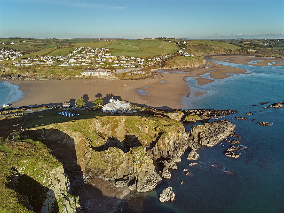 Luftaufnahme von Burgh Island, Bigbury, und der Mündung des Avon an der Südküste von Devon, England, Vereinigtes Königreich, Europa