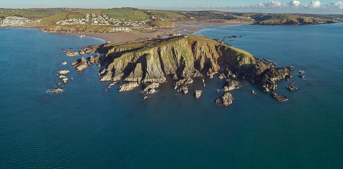 Luftaufnahme von Burgh Island, Bigbury, und der Mündung des Avon an der Südküste von Devon, England, Vereinigtes Königreich, Europa