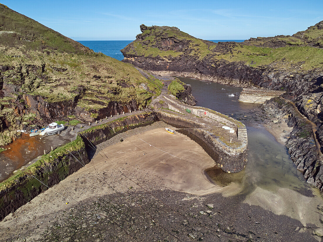 Eine Luftaufnahme des schmalen Hafens und der umliegenden Klippen von Boscastle an der Atlantikküste im Norden Cornwalls, England, Vereinigtes Königreich, Europa