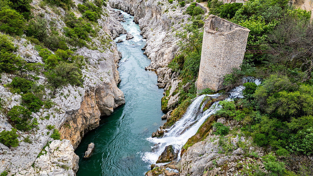 Luftaufnahme eines alten Wachturms in der Herault-Schlucht, UNESCO-Welterbe, Causses und Cevennen, Herault, Okzitanien, Frankreich, Europa