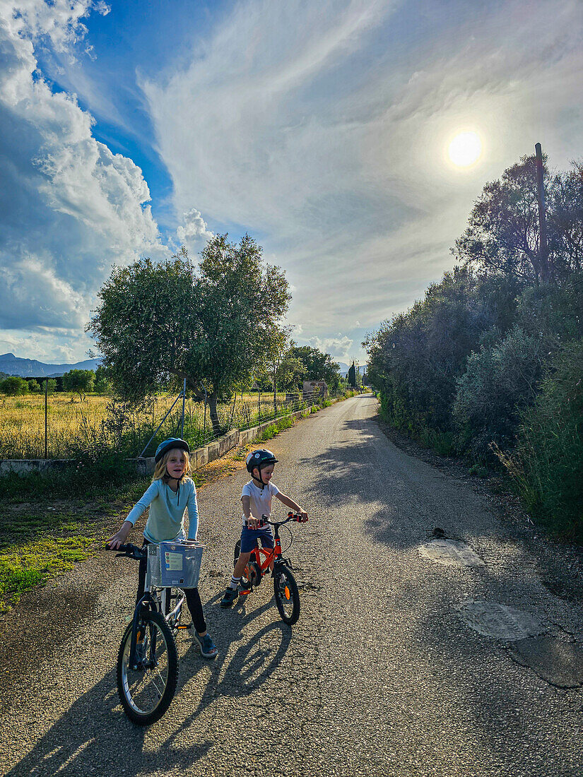 Kinder beim Radfahren, Mallorca, Balearen, Spanien, Mittelmeer, Europa