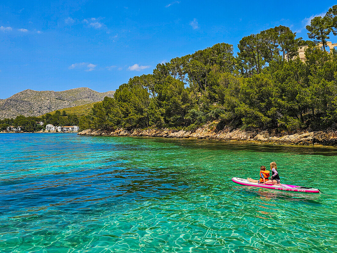 Mädchen auf einem SUP in den türkisfarbenen Gewässern der Halbinsel Formentor, Mallorca, Balearen, Spanien, Mittelmeer, Europa