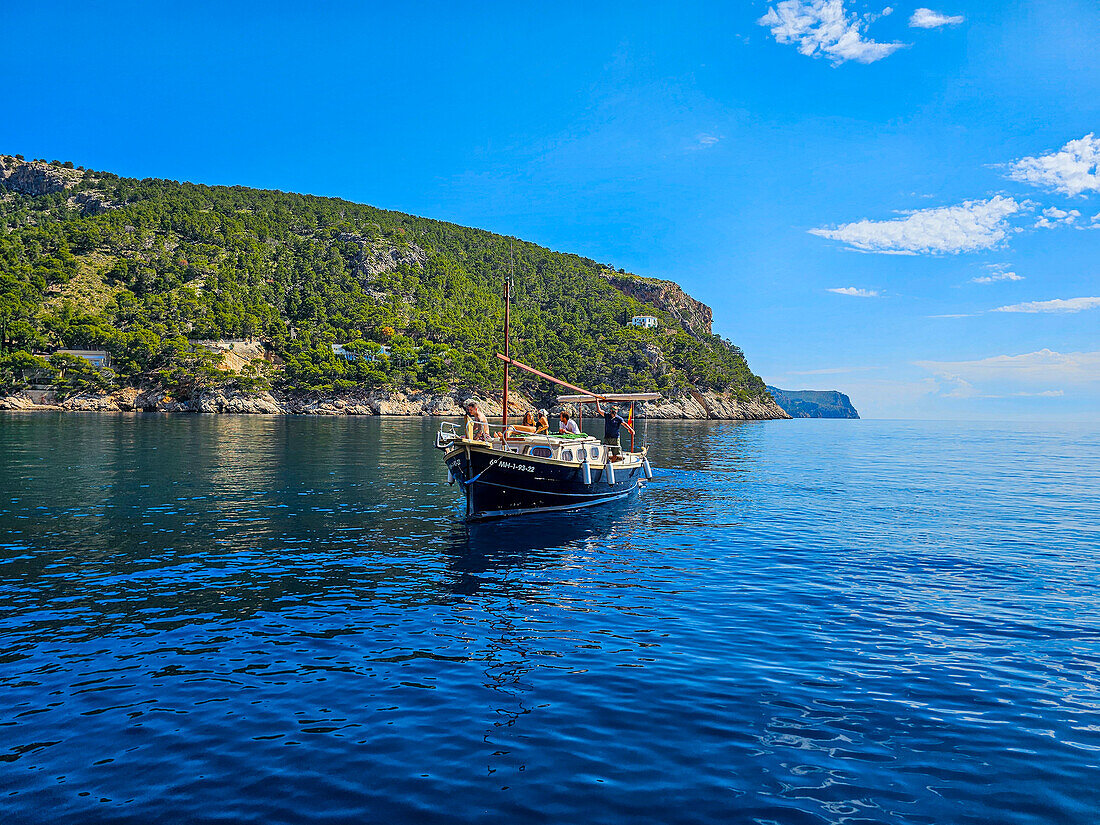 Kleines Motorboot auf der Halbinsel Formentor, Mallorca, Balearen, Spanien, Mittelmeer, Europa