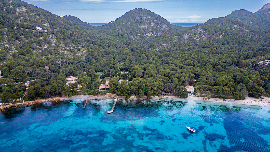 Luftaufnahme des Formentor-Strandes auf der Fomentor-Halbinsel, Mallorca, Balearen, Spanien, Mittelmeer, Europa