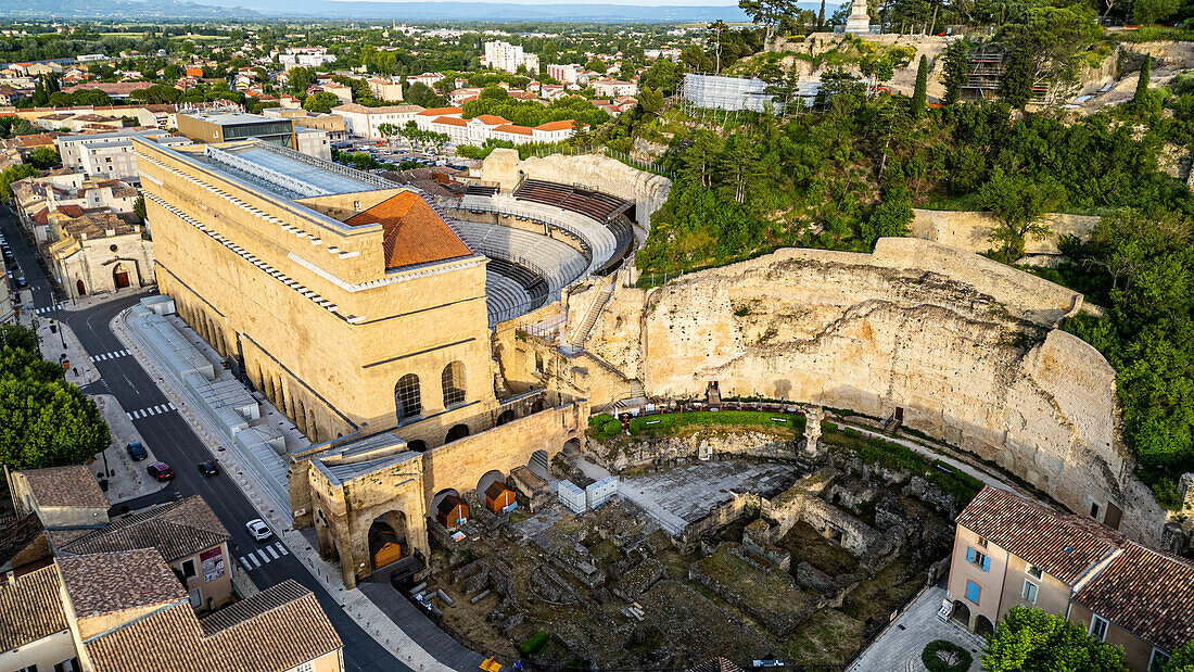 Luftaufnahme des römischen Amphitheaters, UNESCO-Welterbe, Orange, Vaucluse, Provence-Alpes-Cote d'Azur, Frankreich, Europa