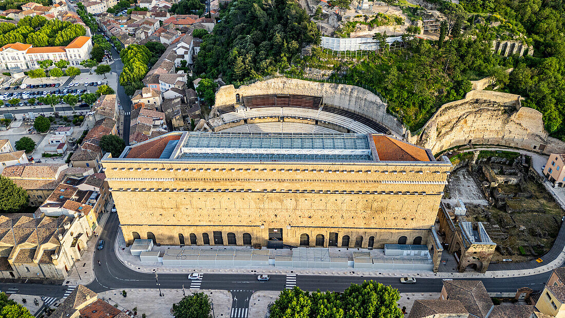 Luftaufnahme des römischen Amphitheaters, UNESCO-Welterbe, Orange, Vaucluse, Provence-Alpes-Cote d'Azur, Frankreich, Europa