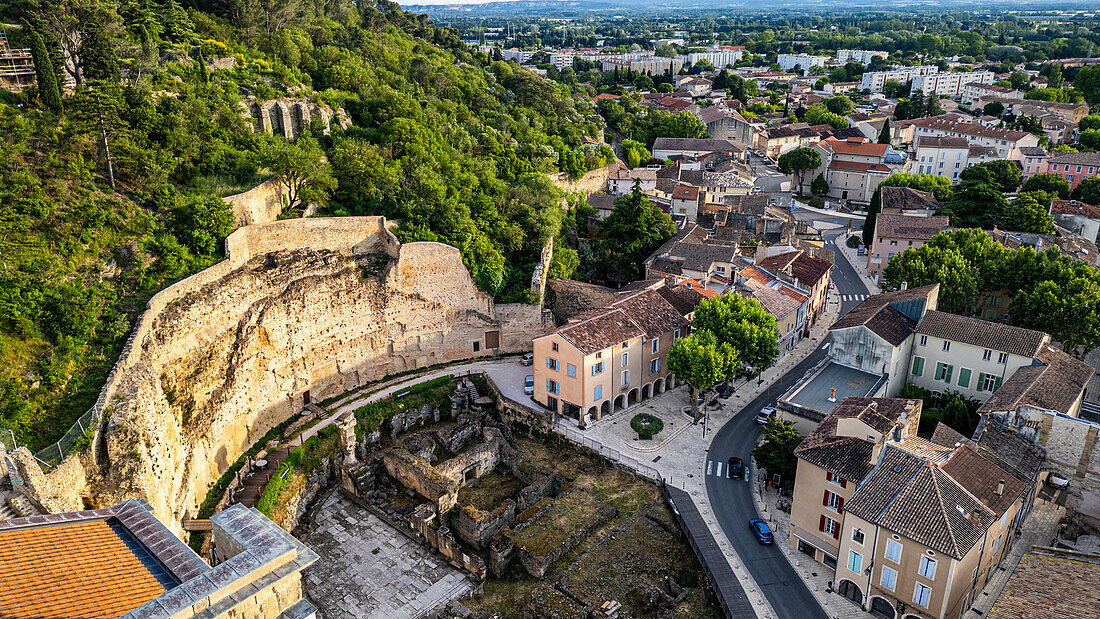 Luftaufnahme des römischen Amphitheaters, UNESCO-Weltkulturerbe, Orange, Vaucluse, Provence-Alpes-Cote d'Azur, Frankreich, Europa