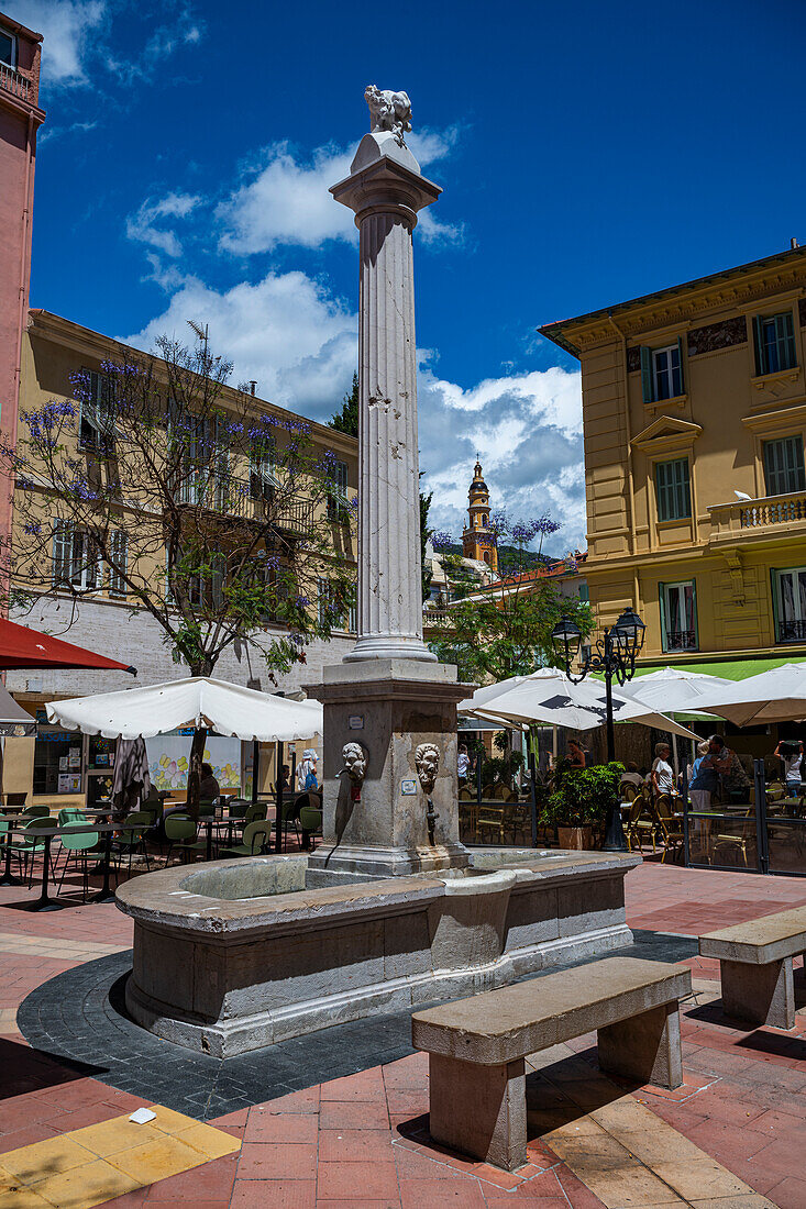 Wasserfontäne, Küstenstadt Menton, Alpes Maritimes, Provence-Alpes-Côte d'Azur, Côte d'Azur, Frankreich, Europa