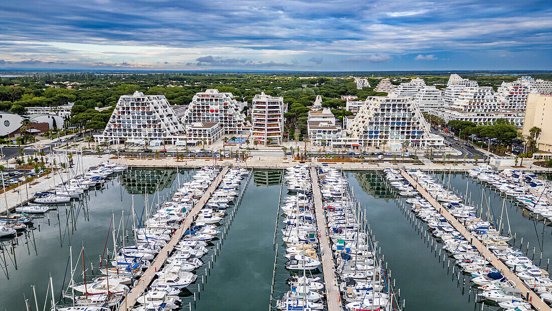 Luftaufnahme des Sporthafens, der futuristischen Küstenstadt La Grande Motte, Herault, Okzitanien, Frankreich, Europa