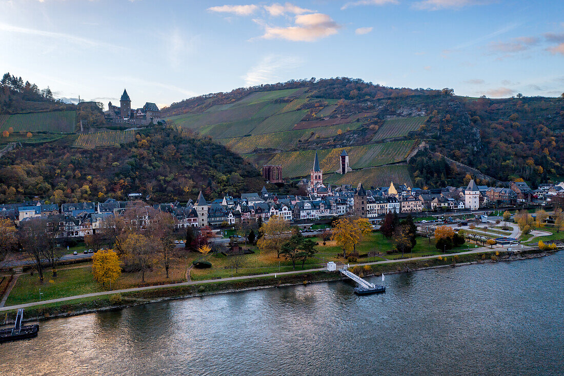 Drohnenaufnahme von Bacharach, einem traditionellen deutschen Dorf am Rhein, Rheinland-Pfalz, Deutschland, Europa