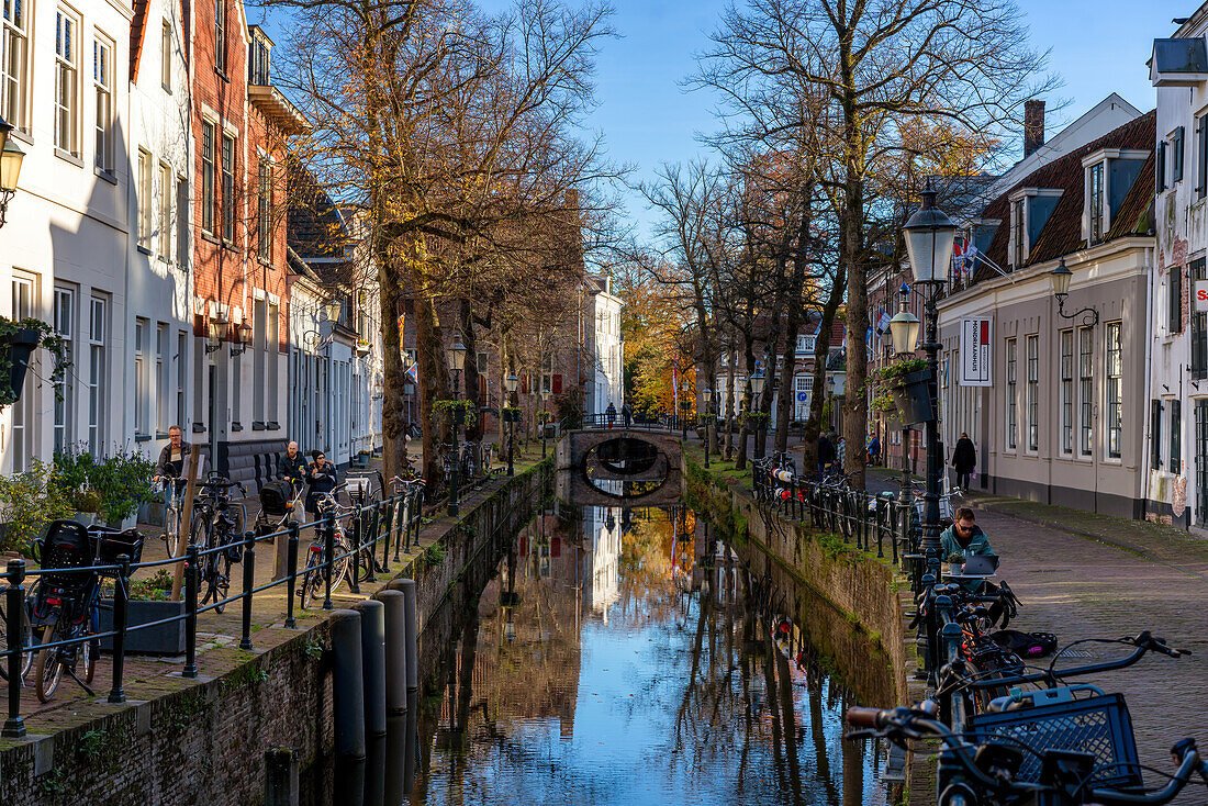 Amersfoort Gracht mit traditionellen holländischen Gebäuden am Rande, Amersfoort, Provinz Utrecht, Niederlande, Europa