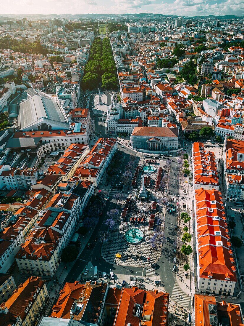 Vertikale Drohnenperspektive des Stadtzentrums mit dem Rossio-Platz, der zu den Restauradores führt, und dem von Bäumen gesäumten Boulevard Avenida da Liberdade in Richtung des Marques de Pombal-Platzes und des Eduardo VII-Parks, Lissabon, Portugal, Europa