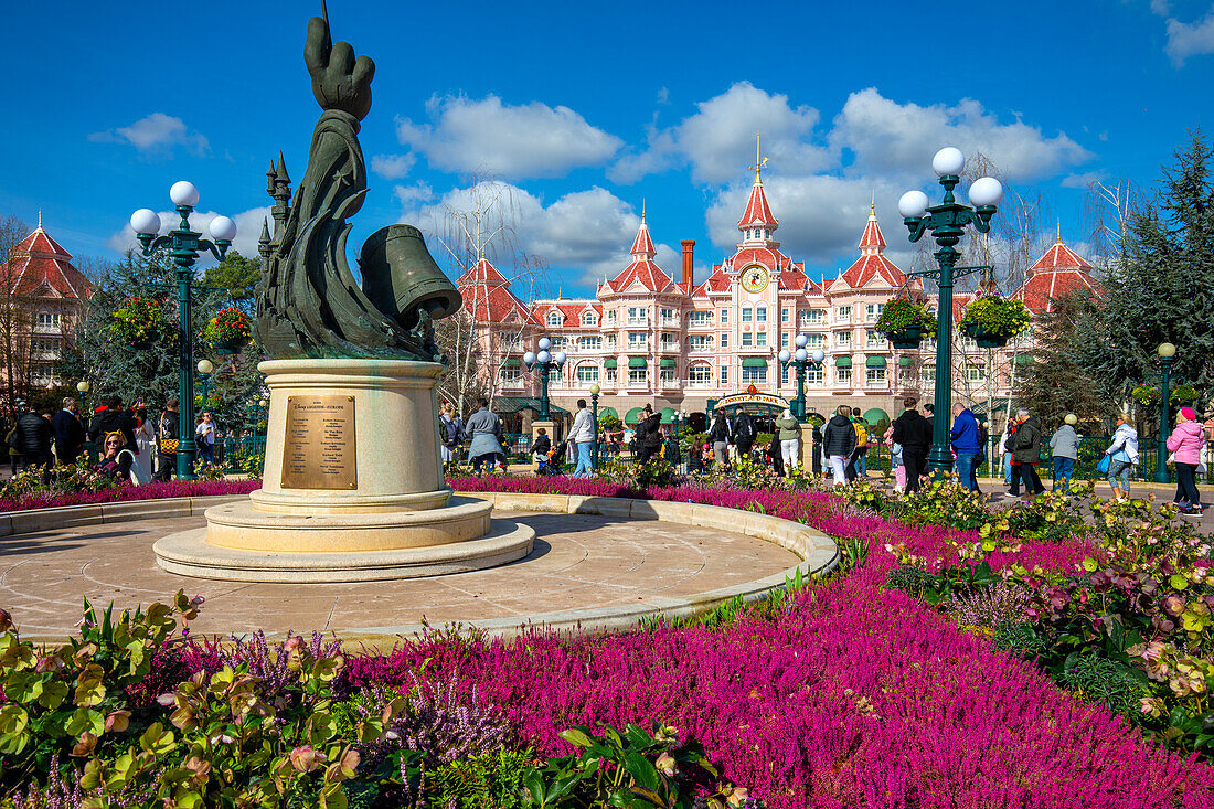 Blumenschmuck am Eingang zum Euro Disneyland, Disneyland Hotel, Paris, Frankreich, Europa