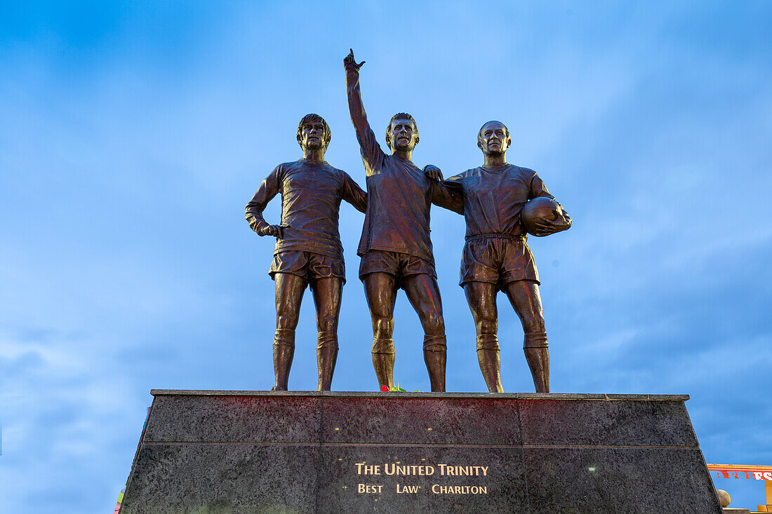 The United Trinity, George Best, Denis Law, Bobby Charlton, Old Trafford, Statue, Manchester United, Greater Manchester, England, Vereinigtes Königreich, Europa