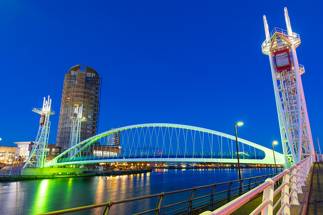 Millennium Bridge, Fußgängerbrücke in der Abenddämmerung, Salford Quays, Media City UK, Greater Manchester, England, Vereinigtes Königreich, Europa