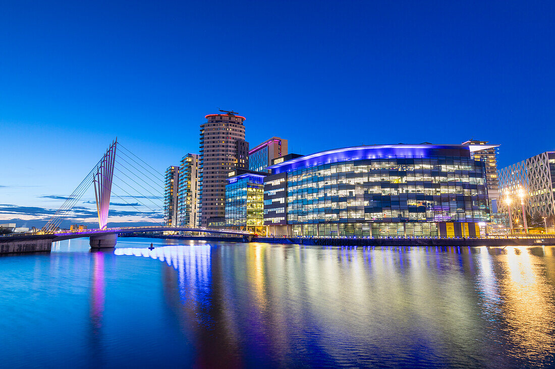 Media City UK in der Abenddämmerung, Fußgängerbrücke, BBC Studios, Salford Quays, Greater Manchester, England, Vereinigtes Königreich, Europa