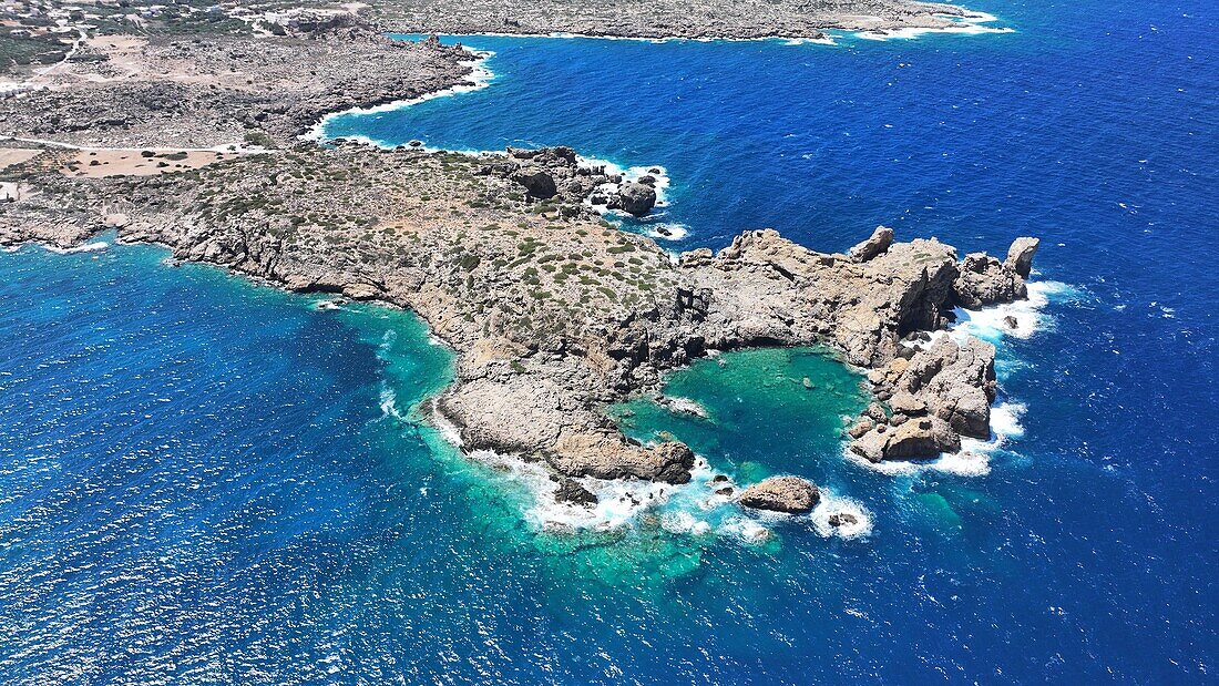 Luftaufnahme einer kleinen Halbinsel mit Lagune in der Nähe von Elafonisi Beach, Kreta, Griechische Inseln, Griechenland, Europa