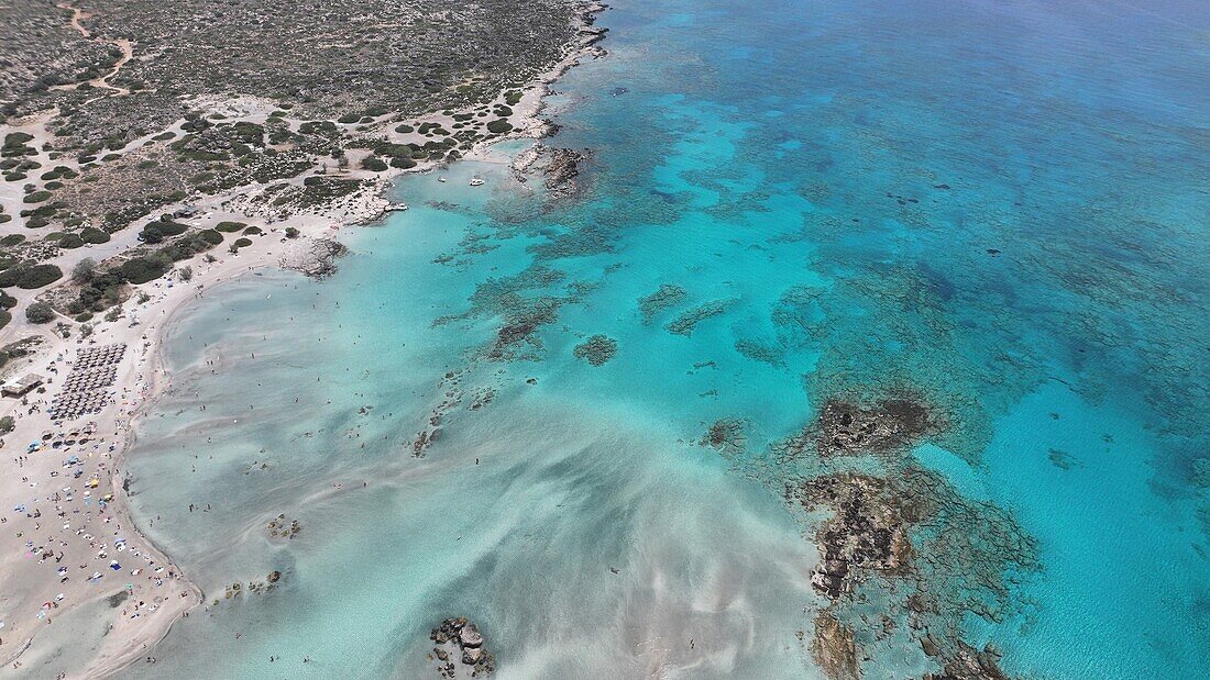 Luftaufnahme der seichten Gewässer um den Strand von Elafonisi, Kreta, Griechische Inseln, Griechenland, Europa