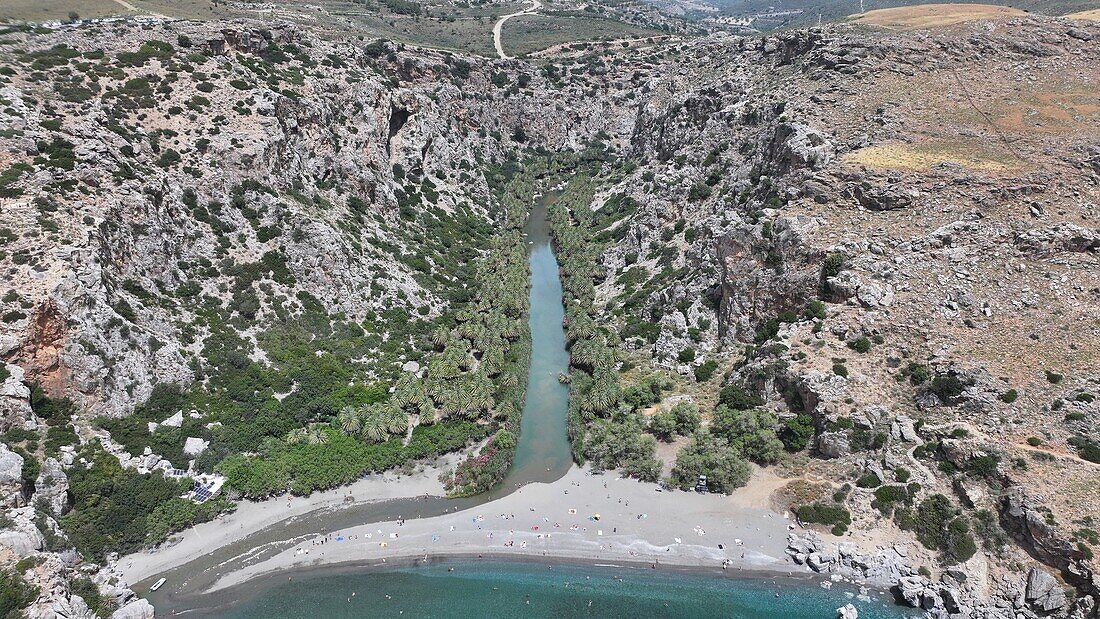 Luftaufnahme des Preveli-Strandes und der Preveli-Schlucht, Kreta, Griechische Inseln, Griechenland, Europa