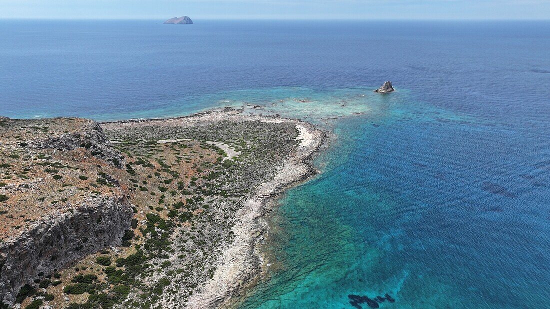 Luftaufnahme der Lagune von Balos, des Strandes von Balos und des Kaps Tigani, Halbinsel Gramvousa, Region Chania, Kreta, Griechische Inseln, Griechenland, Europa