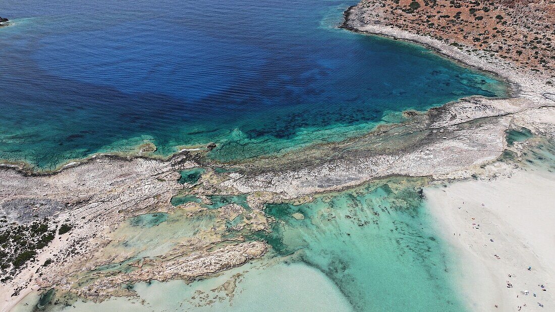 Luftaufnahme der Lagune von Balos, des Strandes von Balos und des Kaps Tigani, Halbinsel Gramvousa, Region Chania, Kreta, Griechische Inseln, Griechenland, Europa