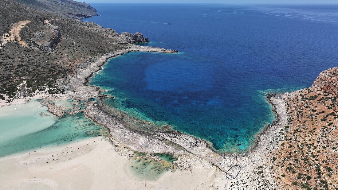 Luftaufnahme der Lagune von Balos, des Strandes von Balos und des Kaps Tigani, Halbinsel Gramvousa, Region Chania, Kreta, Griechische Inseln, Griechenland, Europa