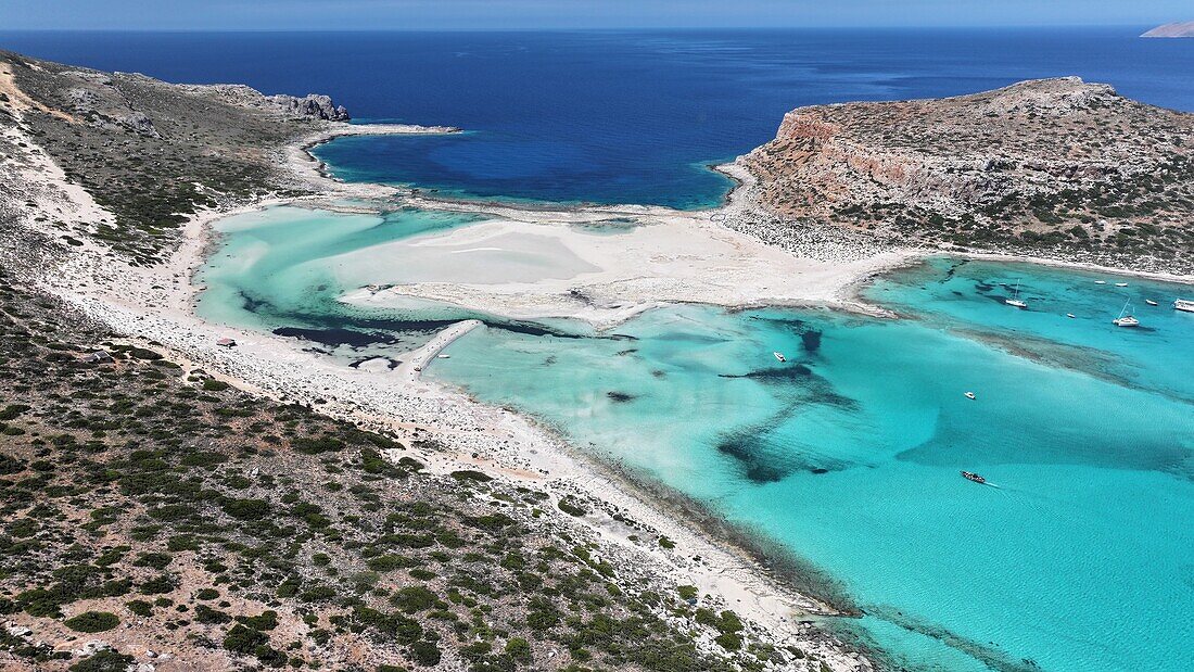 Luftaufnahme der Lagune von Balos, des Strandes von Balos und des Kaps Tigani, Halbinsel Gramvousa, Region Chania, Kreta, Griechische Inseln, Griechenland, Europa