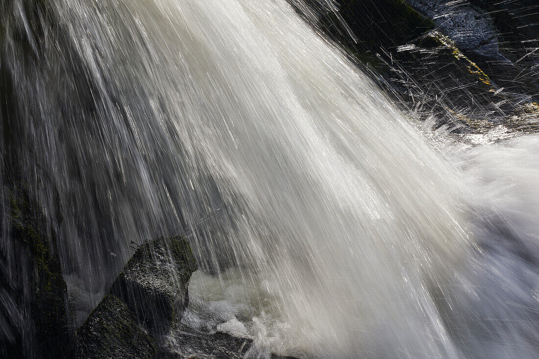 Wasserfall, aufgenommen mit einer langen Verschlusszeit, was zu einer unscharfen Bewegung führt, am Welcombe Mouth, Hartland, Nord-Devon, England, Vereinigtes Königreich, Europa