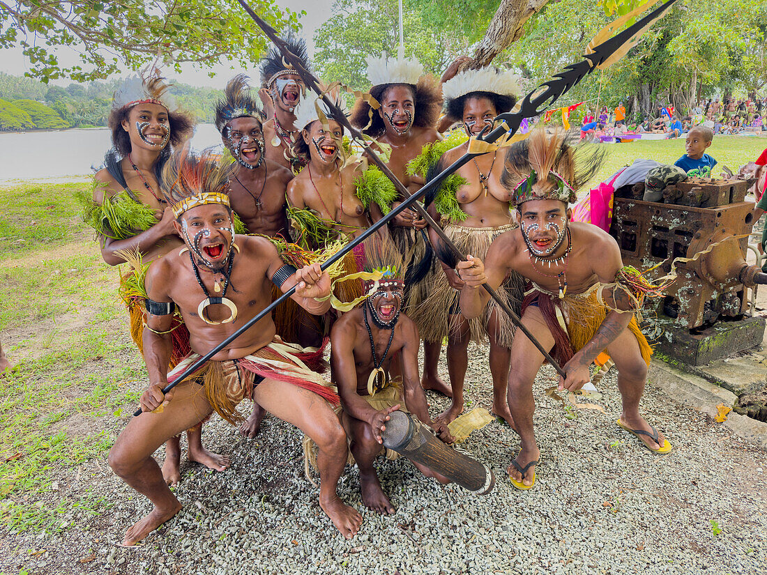 Sechs verschiedene Gruppen von Eingeborenenkriegern, Trommlern und Tänzern treten auf der Insel Kwato auf, Papua-Neuguinea, Pazifik