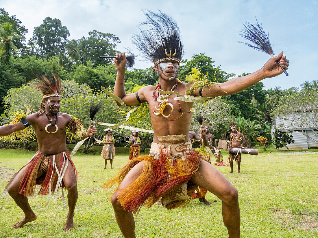 Sechs verschiedene Gruppen von Eingeborenenkriegern, Trommlern und Tänzern treten auf der Insel Kwato auf, Papua-Neuguinea, Pazifik