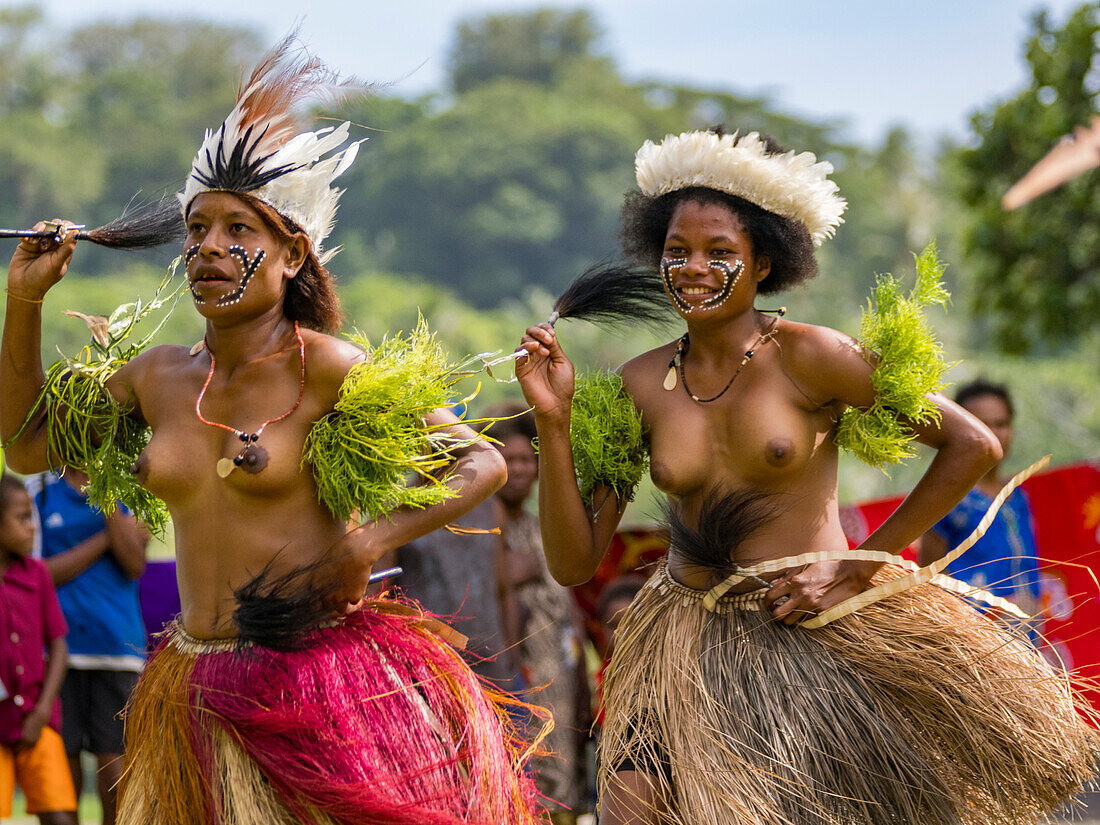 Sechs verschiedene Gruppen von Eingeborenenkriegern, Trommlern und Tänzern treten auf der Insel Kwato auf, Papua-Neuguinea, Pazifik