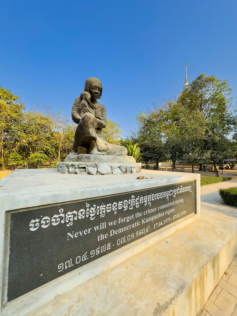 Eine Statue zum Gedenken an die während des Konflikts mit den Roten Khmer Getöteten in Choueng Ek, Phnom Pehn, Kambodscha, Indochina, Südostasien, Asien