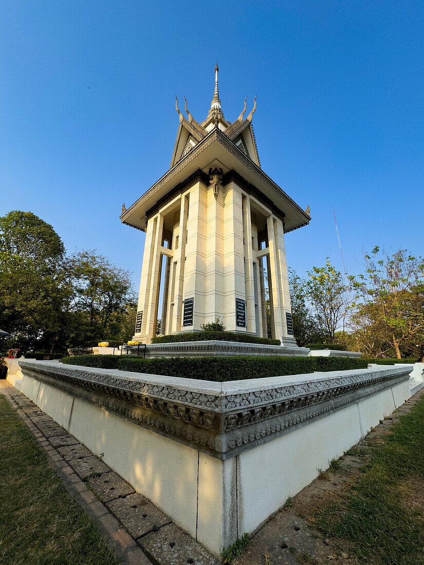 Ein Gebäude zum Gedenken an die Opfer des Konflikts mit den Roten Khmer in Choueng Ek, Phnom Pehn, Kambodscha, Indochina, Südostasien, Asien