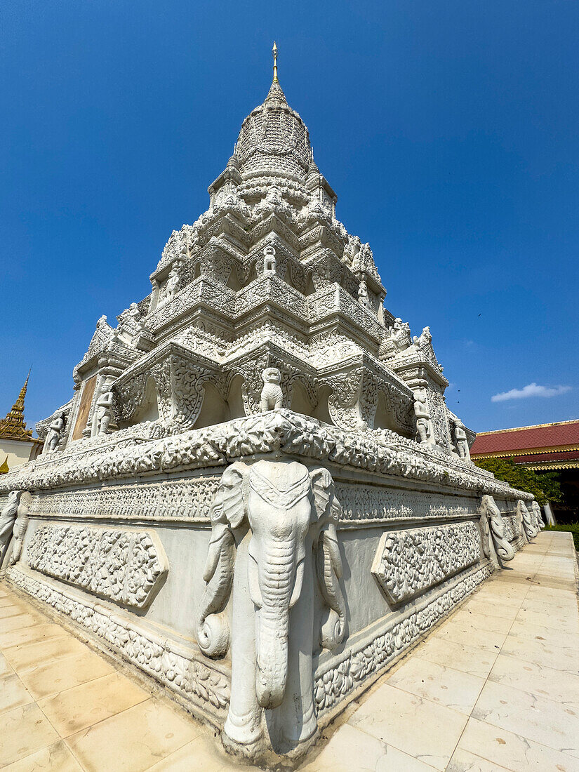 Außenansicht einer Stupa in den Anlagen des Königspalastes in Phnom Penh, Kambodscha, Indochina, Südostasien, Asien