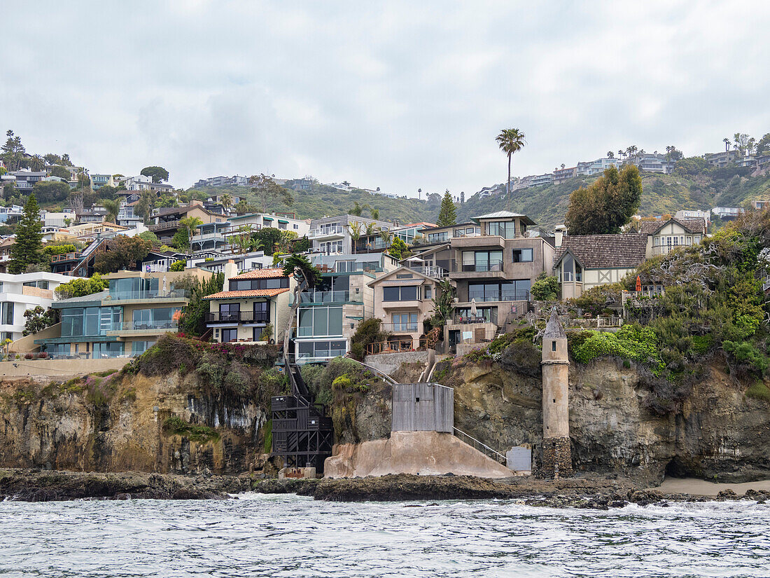 Wohnhäuser an der Küste vor Newport Beach, Kalifornien, Vereinigte Staaten von Amerika, Nordamerika